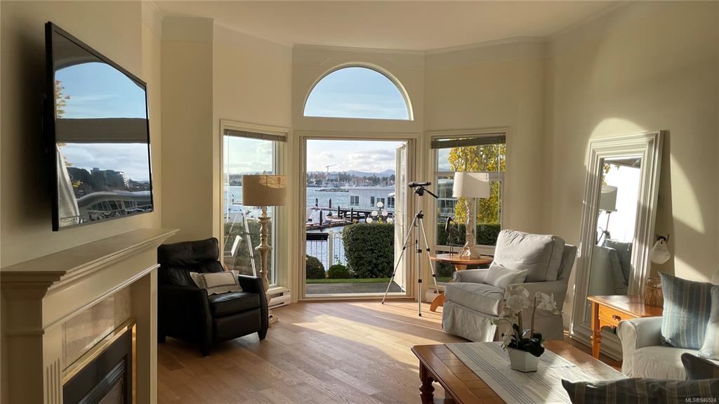 111 - 10 Paul Kane Pl, Victoria